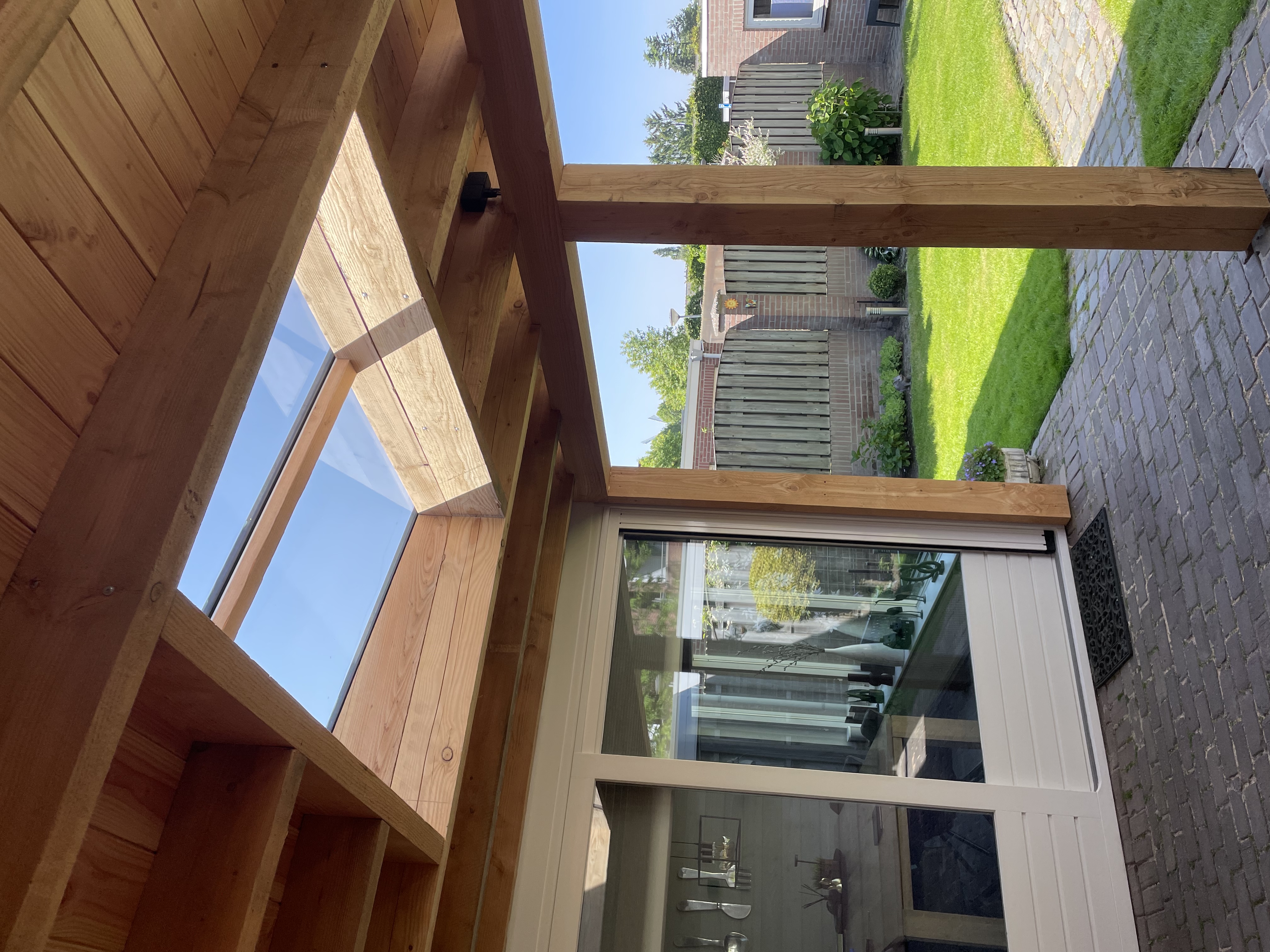 BuitenBinnen overkapping in aanbouw lichtstraat douglas